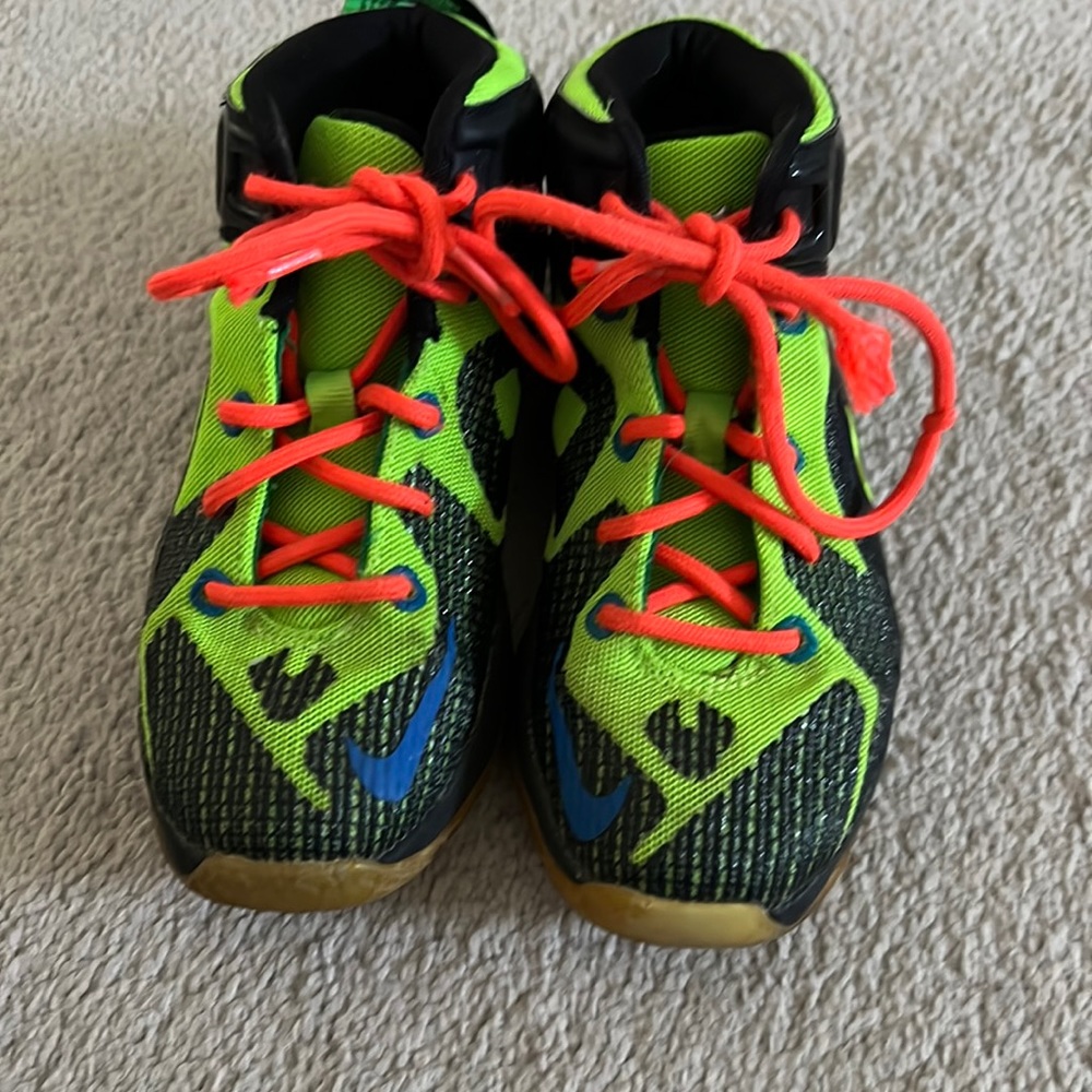 Nike boys basketball shoe size 1